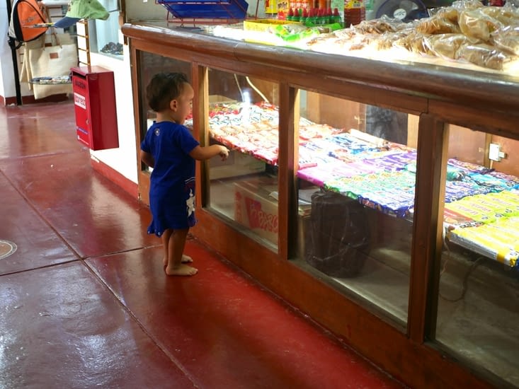 Esteban devant les gâteaux