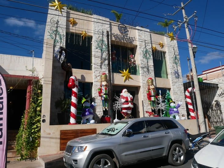 Maison décorée sur notre chemin du matin...