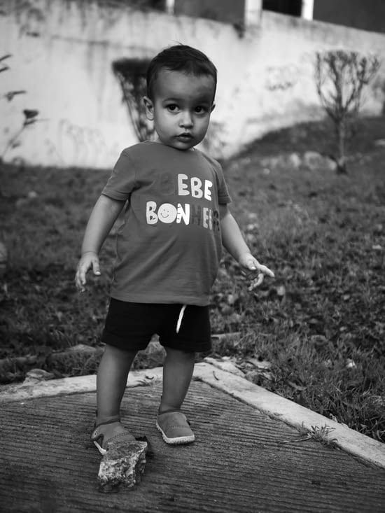 Puisqu'on m'a pris mon ballon je joue avec un caillou au foot...