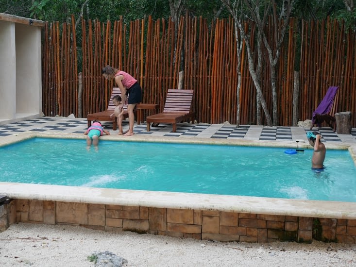 Les enfants jouant dans la piscine