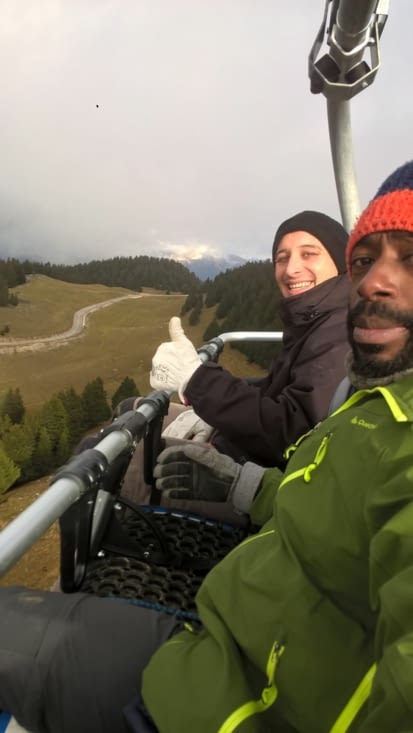 Jouant les victimes avec notre nouveau collègue, Jaja attend de se faire évacuer ....