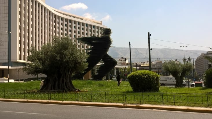 la ville nous entraîne dans un  course folle....