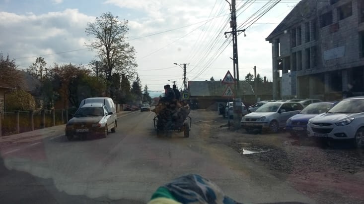 D'abord il faut se frayer un chemin sur les routes... entre re construction et ruralité,