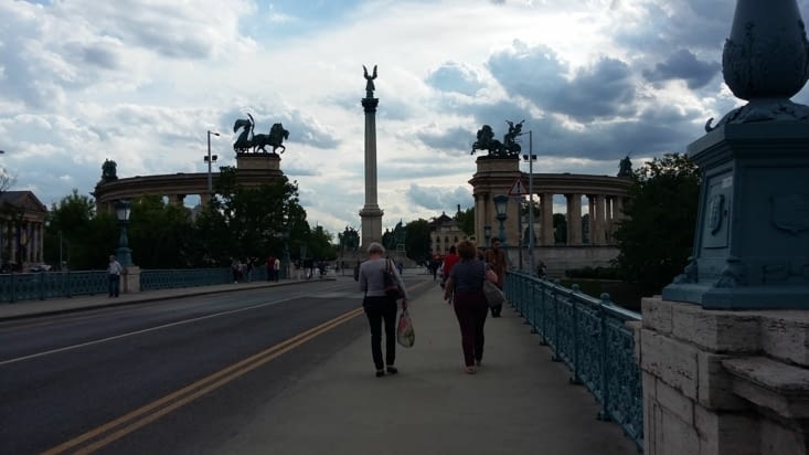Hosok Tere, vers la place des héros