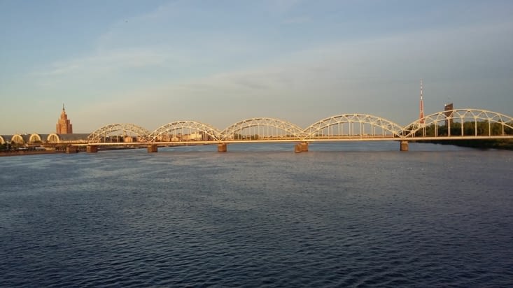 doté d'une architecture  typique, sur ce pont on voit passer des poids lourds