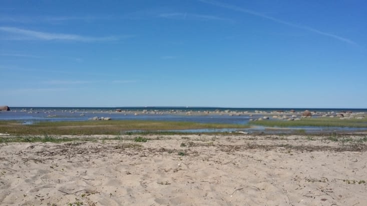 Bord de plage aménagé mais bien caché tout de même! Qu'il est bon de faire la sieste après