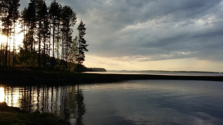 en admirant le soleil de minuit et même de 2h, 3h, 4h du matin ....il ne fait jamais nuit.