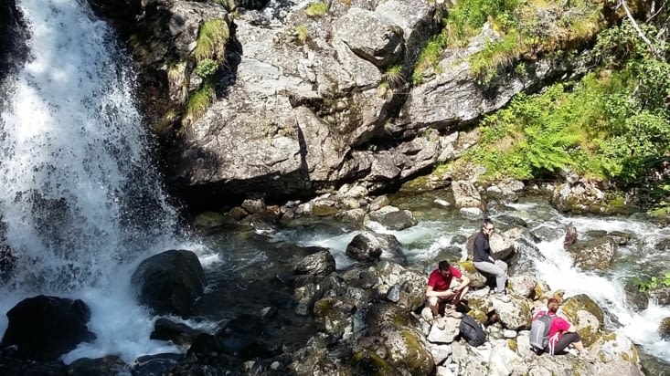 Nous choisirons de nous baigner dans le fjord plutôt que dans cette belle chute d'eau.