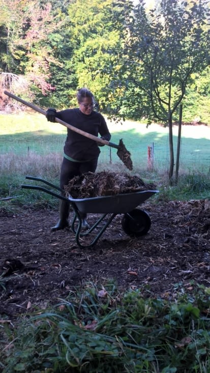 s'occuper du compost, retourner le  fumier