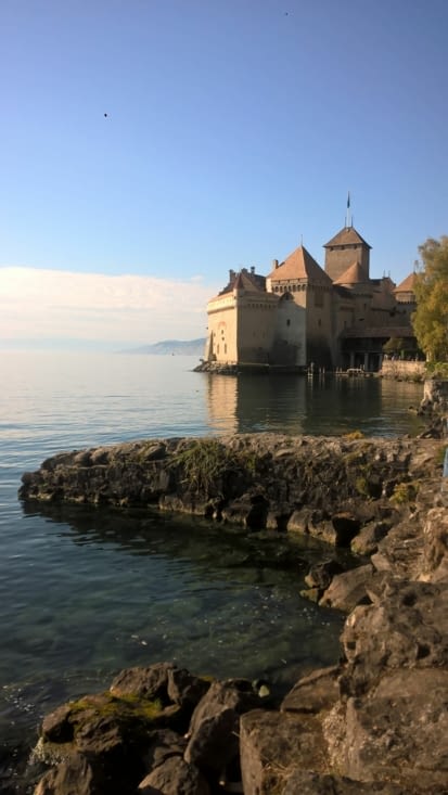 joli château médiéval sur le lac Léman