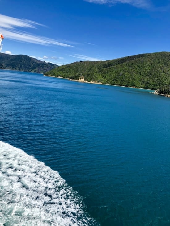 Le ferry passe à côté de petites îles secondaires