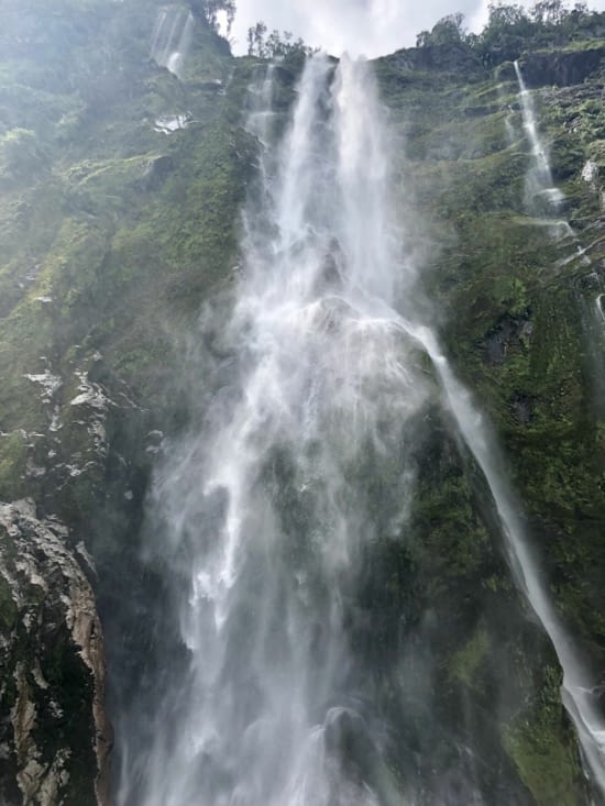 En direct dessous la cascade