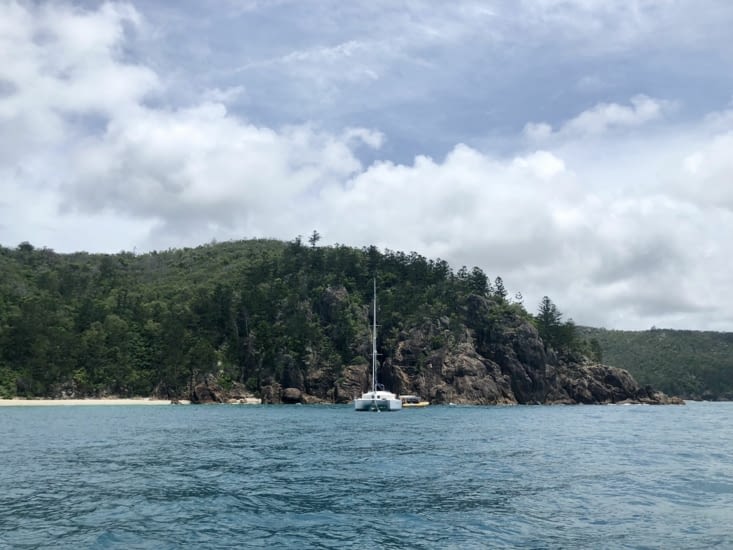 On s’arrête en bateau à une crique pour nager avec les poissons ?