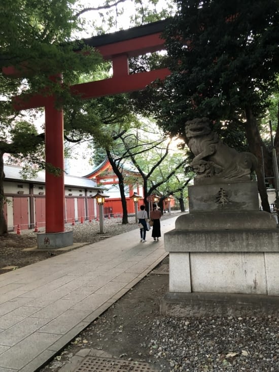 Nous partons à l’aventure dans le quartier en commençant par le sanctuaire shinto Hanazono