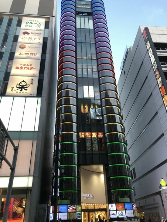 On finit par découvrir les rues illuminées de Shinjuku et de sa population fourmillante