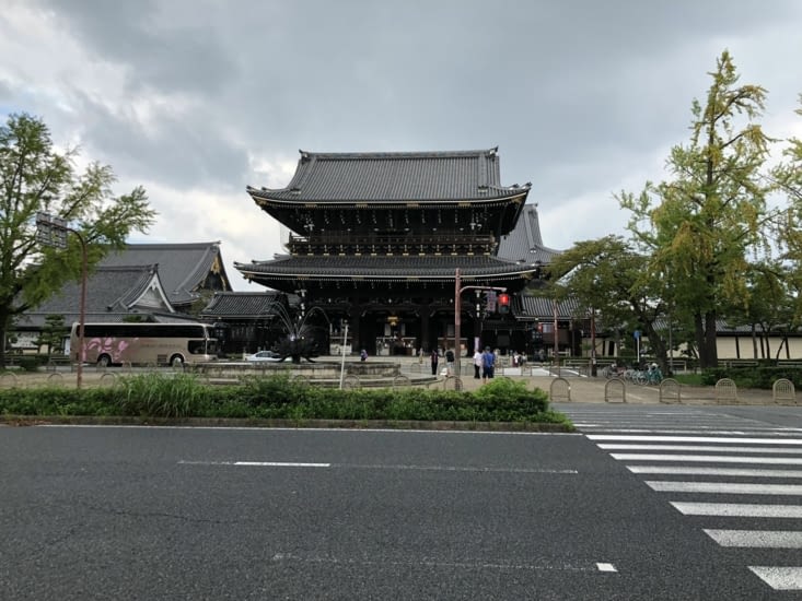 Nous passons devant le temple Higashi-ji