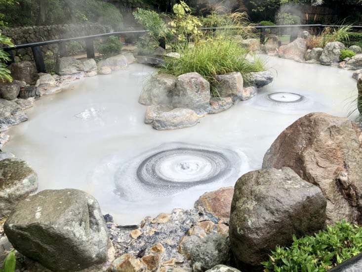 Oniishibozu-Jigoku ("tête de moine"), ses bulles de vase grise qui remontent à la surface