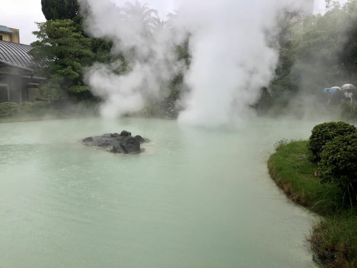 Shiraike-Jigoku ("lac blanc"), son eau nuageuse et ses espèces tropicales vieillissantes