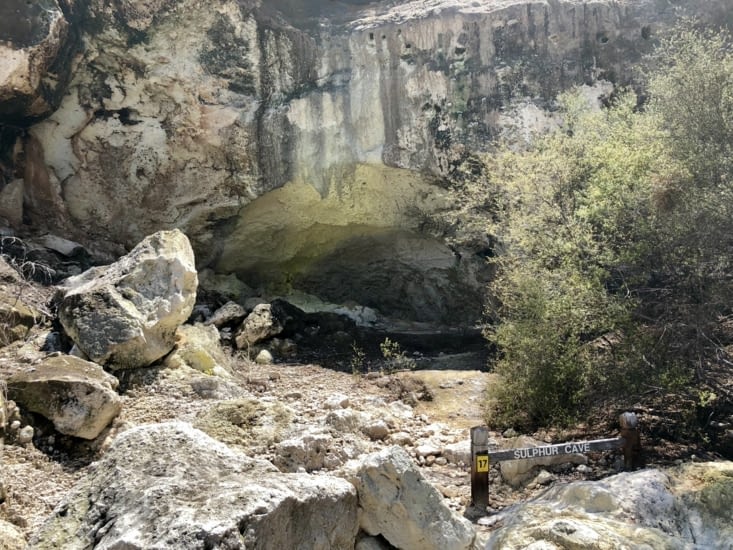 Sulfur Cave (La grotte aux sulfures)