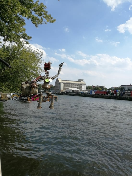 Sculpture perchée au dessus de l'eau dans un bar en plein air