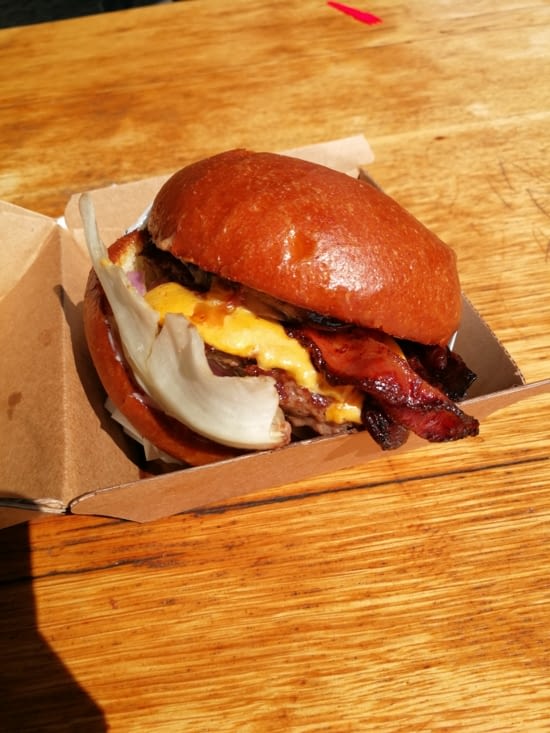 Pause repas mérité pour le meilleur burger de Berlin sous une chaleur écrasante