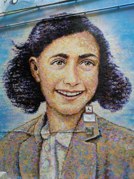 Peinture murale représentant Anne Frank
