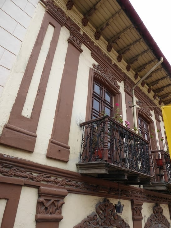Les maisons sont dotées de superbes balcons