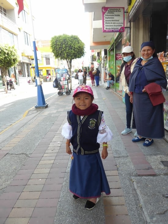 Petite fille en tenue traditionnelle et sa mamie
