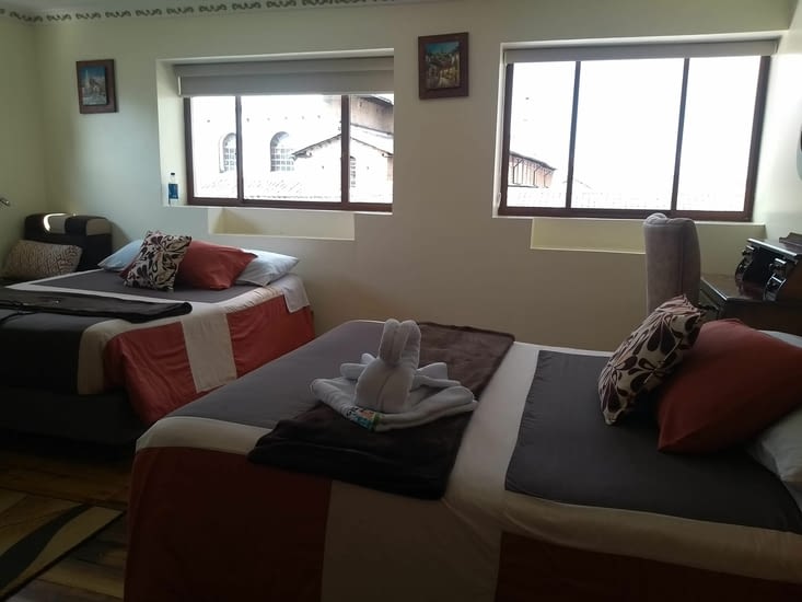 Notre chambre, avec vue sur la ville depuis les trois fenêtres