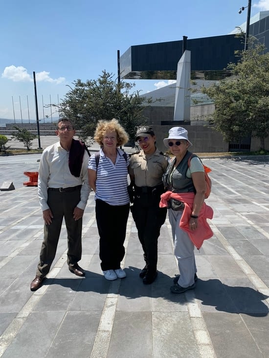 Photo de groupe avec Ernesto et une policière
