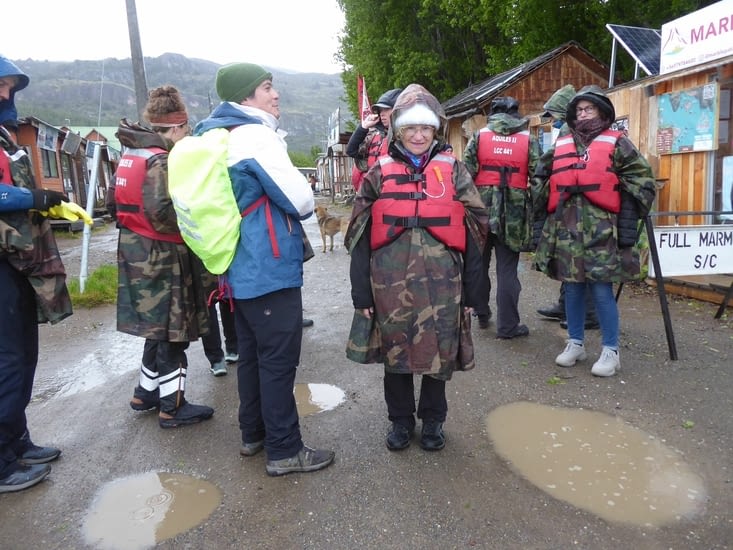 Prêts à affronter le froid, la pluie et les projections du bateau