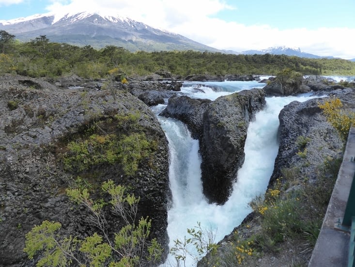 Détail des chutes et aperçu du volcan Osorno