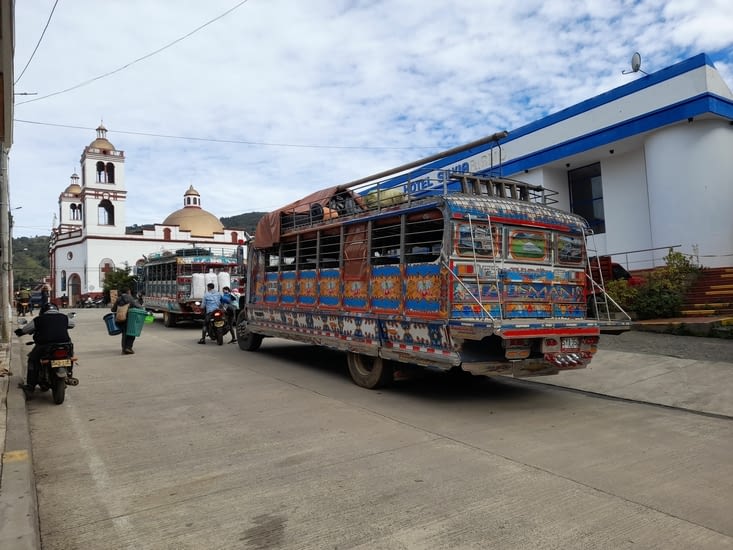 Deux chivas avec l'église de Silvia en toile de fond