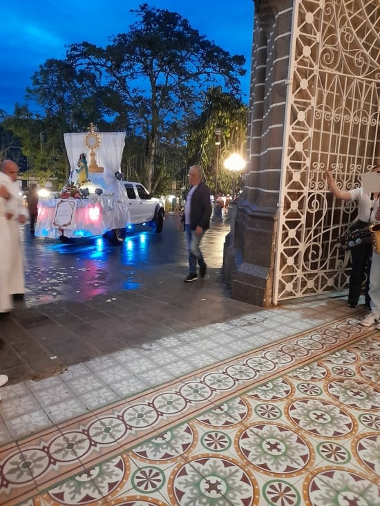 Arrivée de l'automobile transportant la vierge