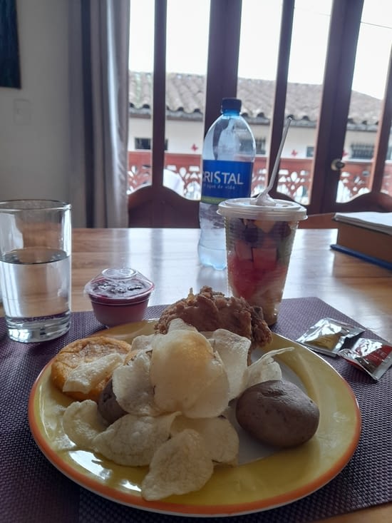 Avec une coupe de fruits et une crème, le déjeuner est complet