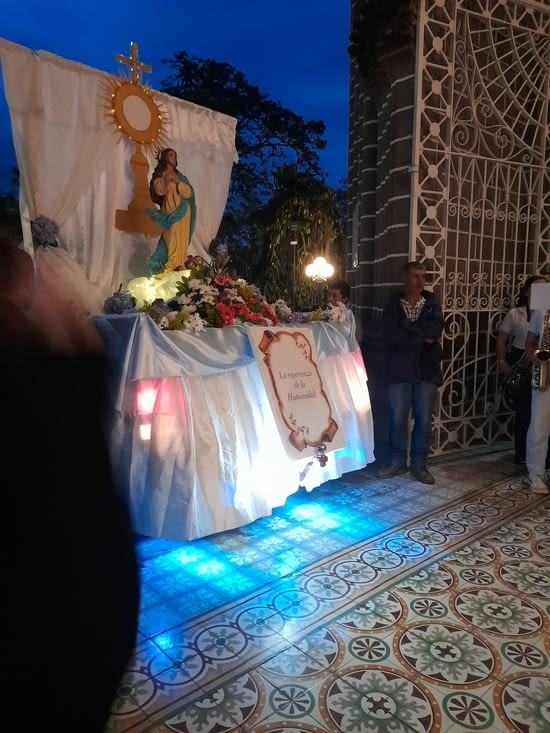 L'automobile s'insère dans l'entrée de l'église