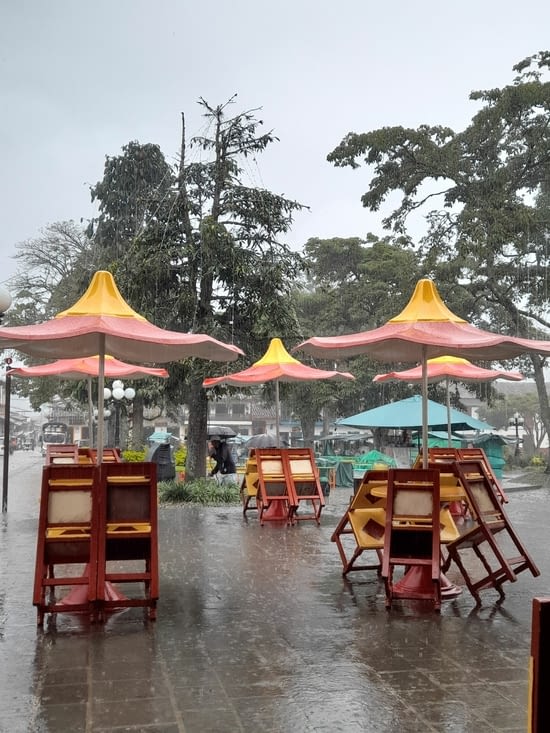 Les tabourets sont désertés.