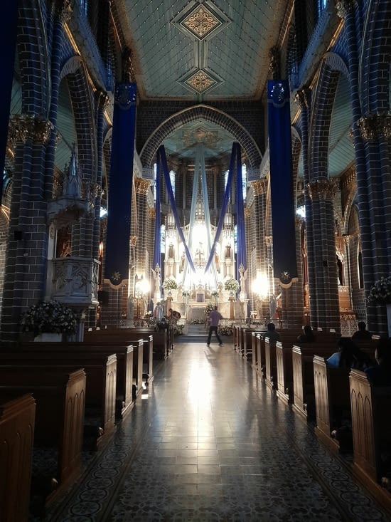 L'église prête pour la célébration de la vierge