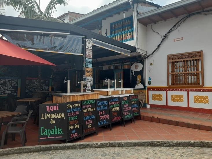 Au coin de la place principale