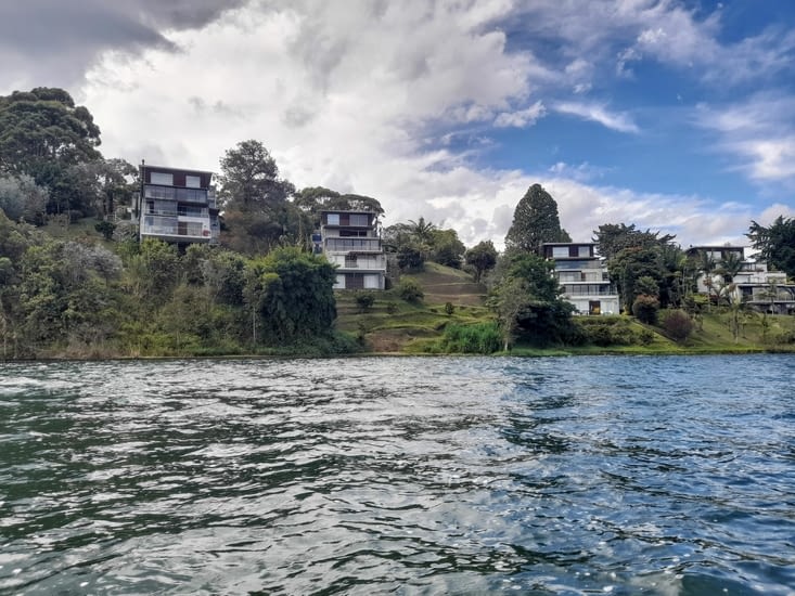 Villas au bord du lac de Guatapé