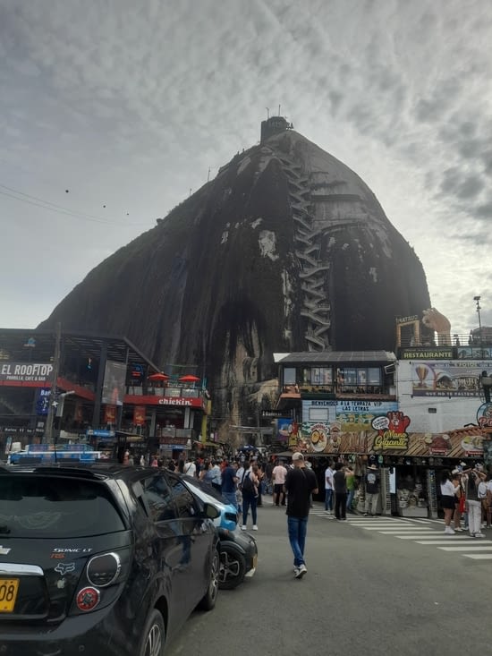 Arrivée au pied de la piedra del peñol