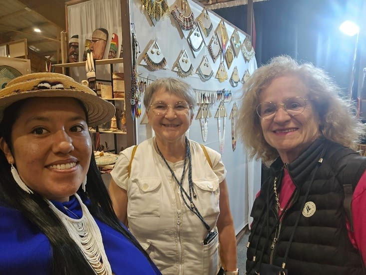 Viviana et nous devant son stand