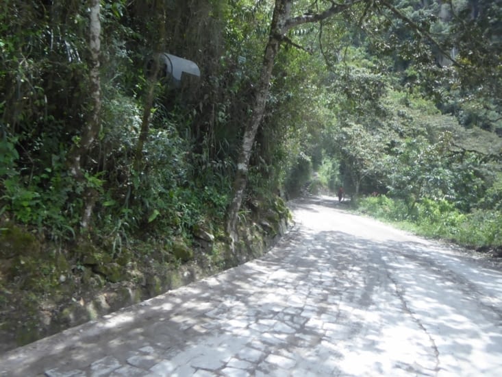 La route qui monte au Machu Picchu depuis Aguas Calientes