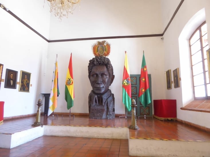 Simon Bolivar et les différents drapeaux boliviens, au cours de l'histoire