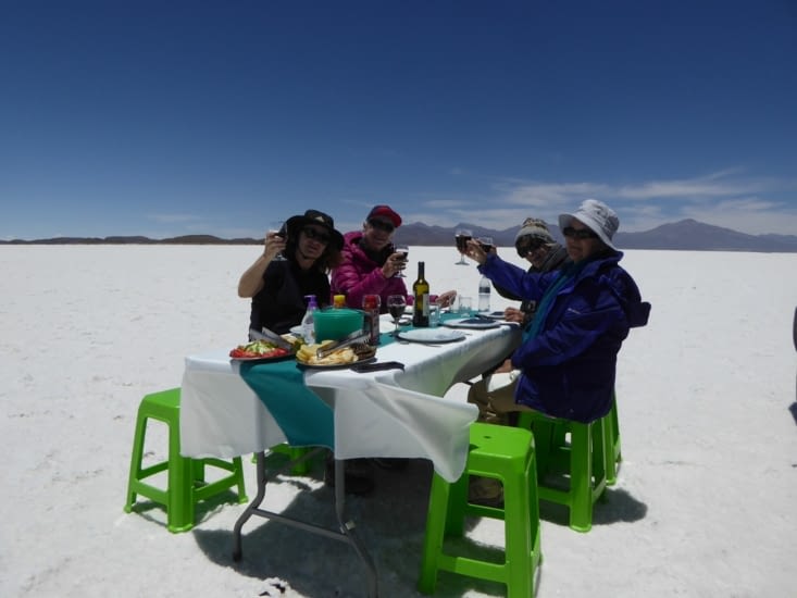Déjeuner au milieu du désert de sel