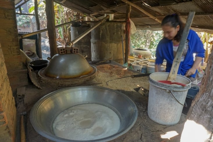 Cuisson au premier plan et distillation en arrière plan