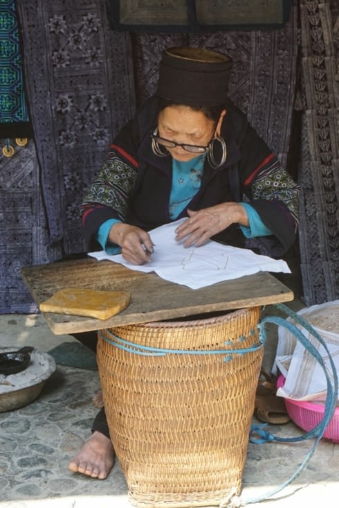 Préparation des motifs à la cire d'abeille avant la coloration à l'indigo