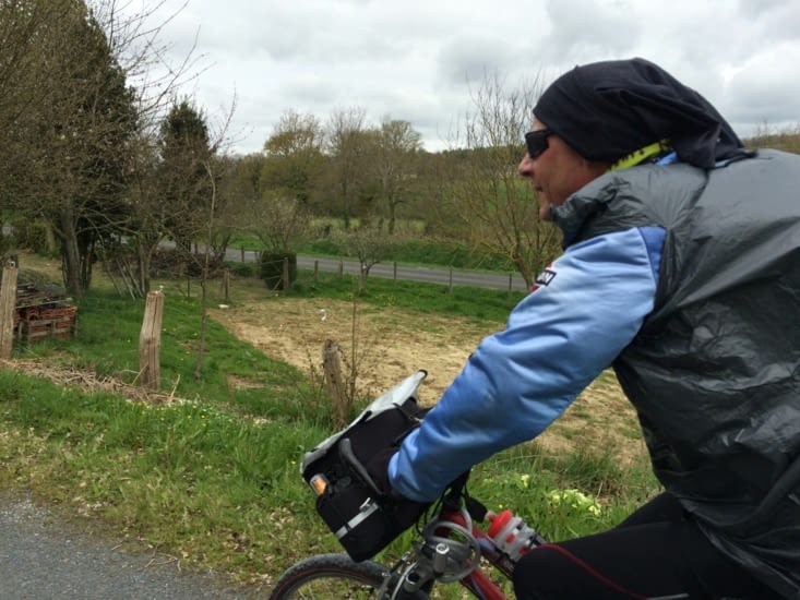 Vêtu de son Sac-poubelle-anti-pluie