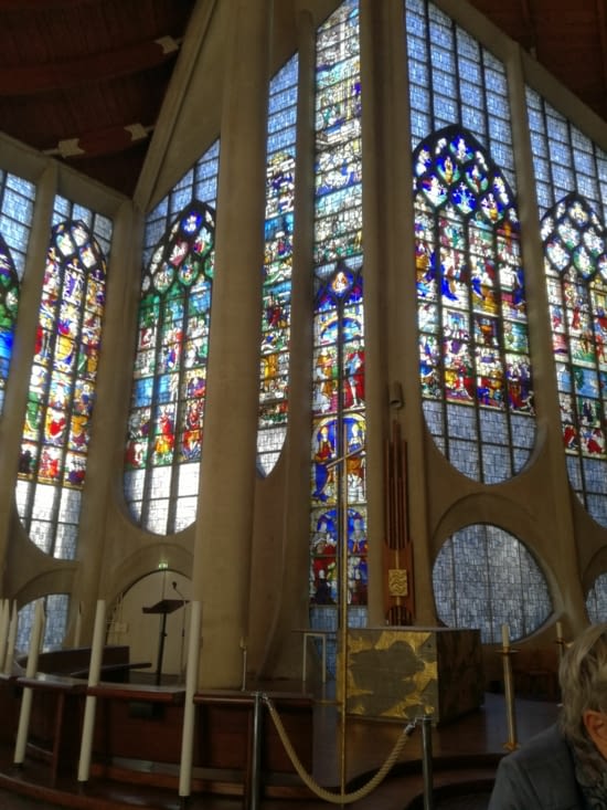 l'interieur de l'église Jeanne d'Arc