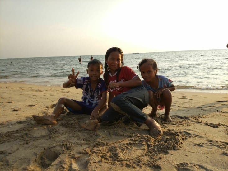 Baignade avec des enfants locaux  Kep